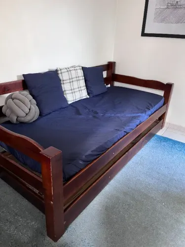 Cama solteiro com auxiliar em madeira