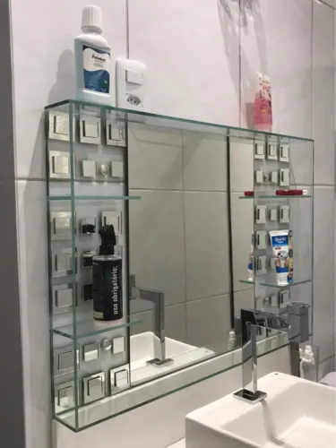 Espelho de banheiro com detalhes em vidro
