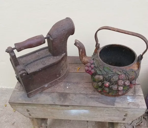 Ferro de passar e chaleira dos anos 30