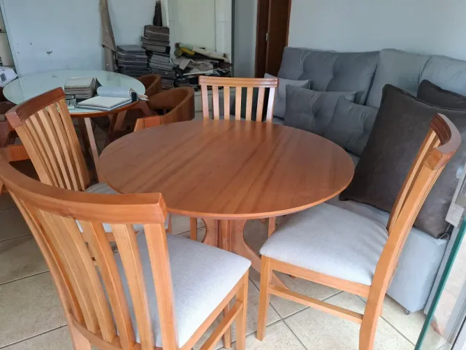 Mesa de jantar com 4 cadeiras