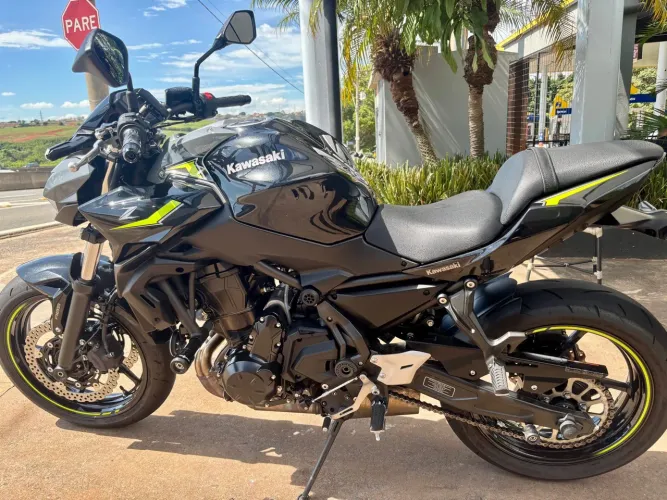 Moto alta cilindrada Kawasaki Z650 
