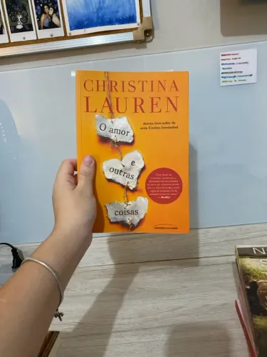 LIVRO O AMOR E OUTRAS COISAS - CHRISTINA LAUREN
