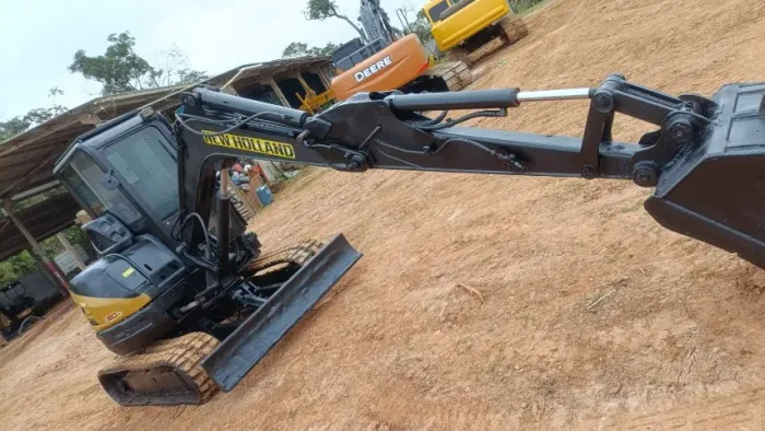 Baixei para vender Mini-Escavadeira Newholland 50B, aceito trocas oportunidade