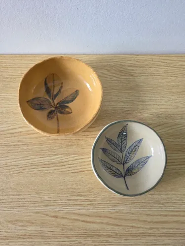 Adornos de mesa de cerâmica artesanais com detalhes de folhas em relevo de Ateliê mineiro