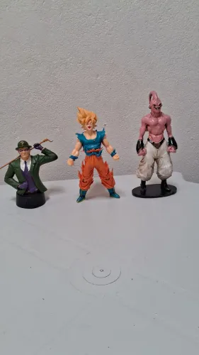 3 bonecos de resina , charada DC , Goku e Majin boo