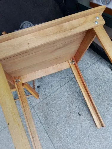 Mesa infantil reforçada com uma cadeira