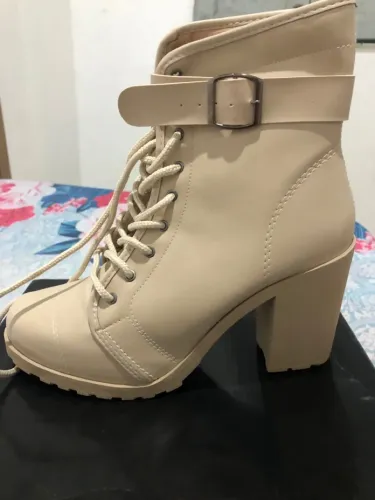 Bota Feminina Bege com Salto Grosso