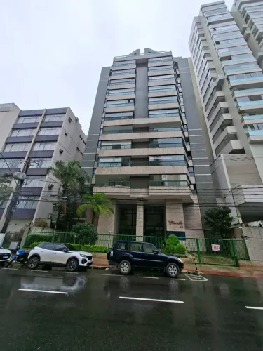 3 quartos, 240 m², armários, fechamento varanda, dependência, 2 vagas.