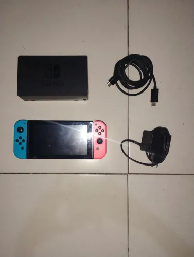 Nintendo switch com doc, cabo HDMI e cartão de memória 32gb