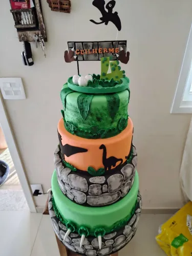 bolo cenográfico dinossauro 4 andares