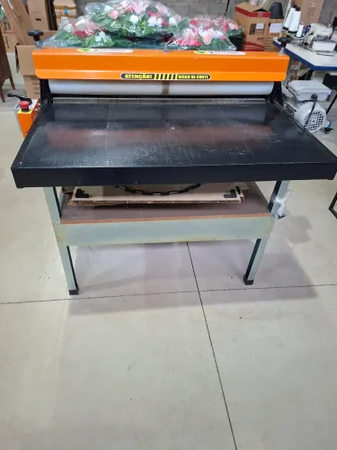 Máquina de corte e vinco