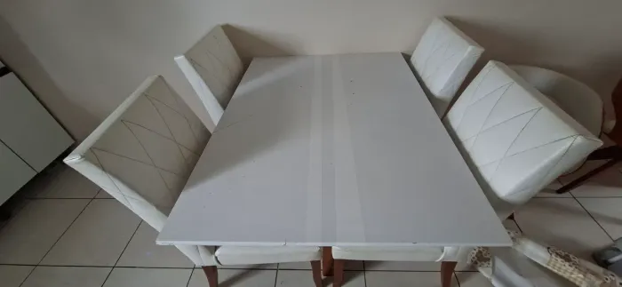 Mesa 4 cadeiras , cadeira com pé de madeira original, em couro branco.