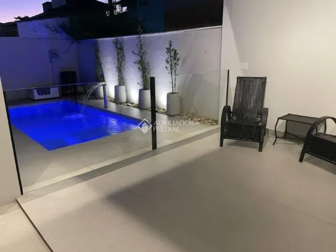 Casa com Piscina Aquecida a 300 m da Praia.