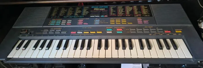 Diferente de muitos teclados da série PSS que são considerados "brinquedos", a PSS-580 é r