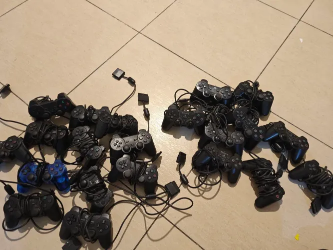 21 controles de PS2 -8 originais 13 paralelos