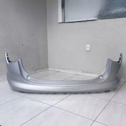 para-choque traseiro superior original Fiat Cronos (código 100247956)