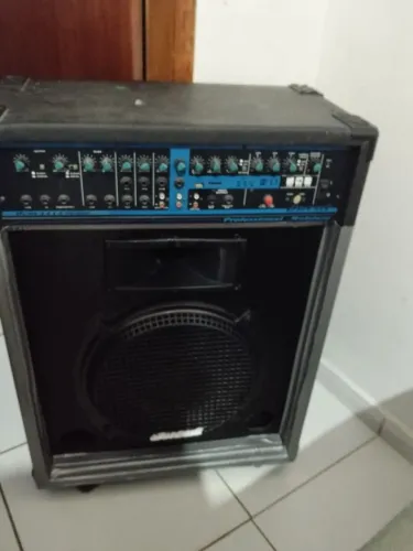 Caixa de som profissional amplificada