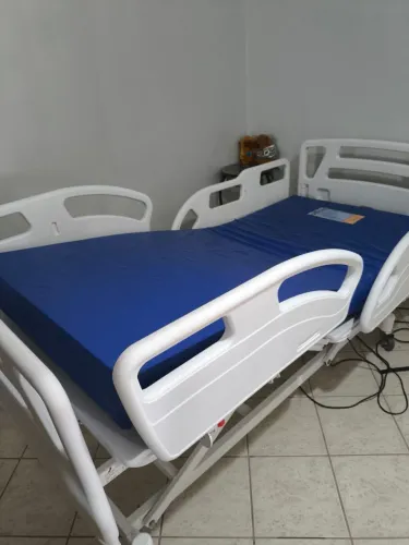 Cama hospitalar elétrica branca
