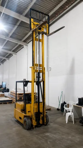 EMPILHADEIRA ELETRICA PARA 1.800 KGS