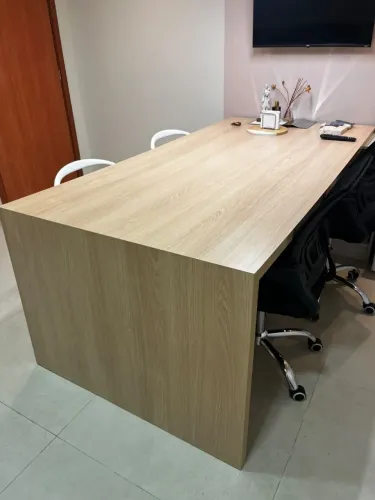 Mesa de reunião com móvel de apoio