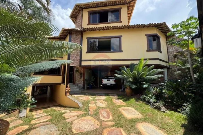 Casa no Condomínio Granja Verde com 4 Suítes e Piscina no bairro Planalto
