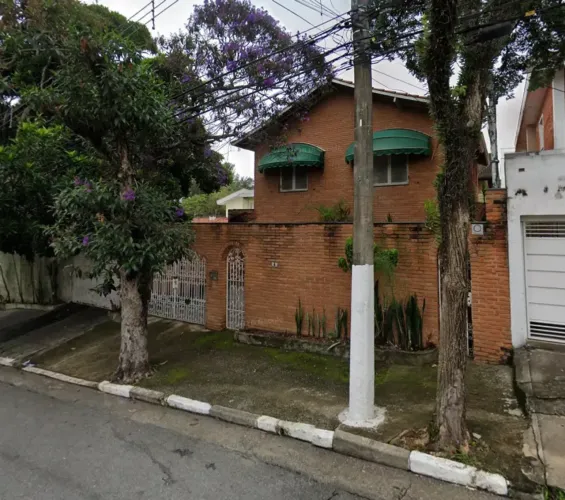 MENOR VALOR - Casa com 3 quartos, 5 vagas, jardim, churrasqueira e piscina em rua tranquil