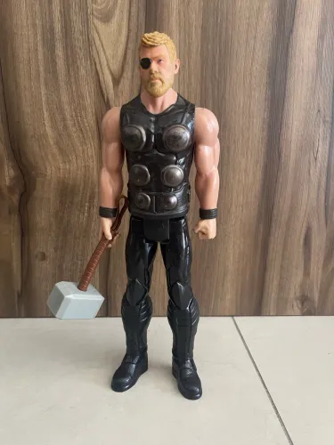 Thor da linha Titan Hero Series (Vingadores: Guerra Infinita) da Hasbro