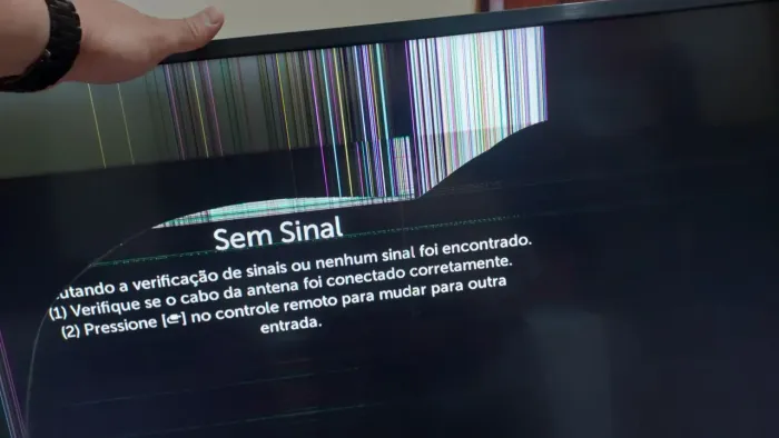 Tv smart 43 polegadas com defeito no display e sensor de controle remoto.