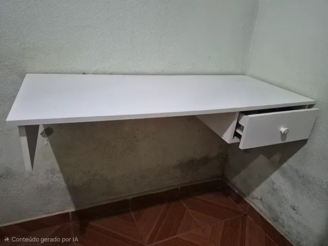 Mesa suspensa para estudo