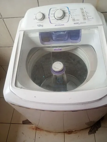 Máquina de lavar faz tudo pra retirar peça