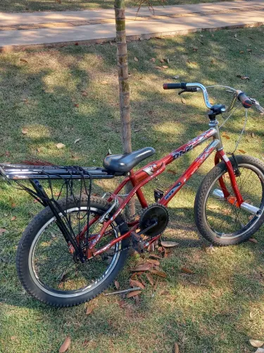 Bicicleta aro 20 Bem conservada com rodas de Rolamentos é garupeira 