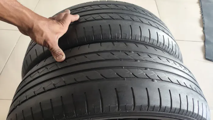 Par de pneu champiro GT Radial196/65-15<br><br>Só com uma ponta de um lado do pneu frisado