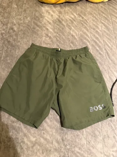 SHORT ORIGINAL DA HUGO BOSS VERDE ESCURO TAMANHO S