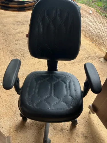 Mesa de escritório e cadeira 