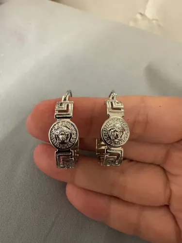 Brincos prateados de argolas inspirados na medusa Versace