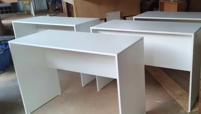 Mesa/Escrivaninha em MDF, em promoção. tamanho 1.10x48x76