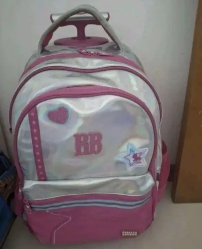 Mochila Rebeca bom bom com pouco tempo de uso, um pouco descostutada na parte holografica