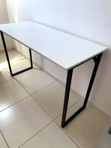 Mesa escrivaninha branca 1,20 x 0,52 m, pés de metalon