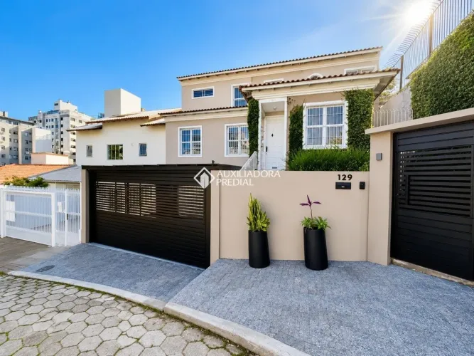 Casa 4 dormitórios 257m2 privativos 6 vagas de garagem no bairro Agronômica/Beiramar