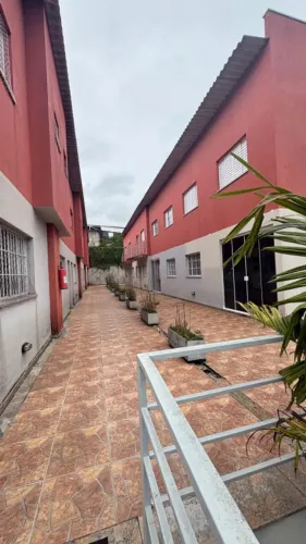 CONDOMÍNIO FECHADO; EM LOCALIZAÇÃO PARALELA A AVENIDA, JOÃO DE LUCA; 11 SOBRADOS, COM DUAS