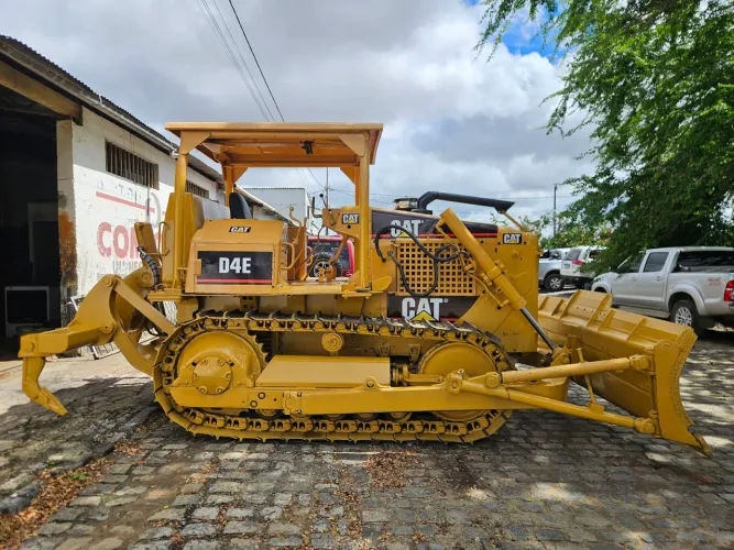 Trator de Esteiras D4 E Caterpillar 