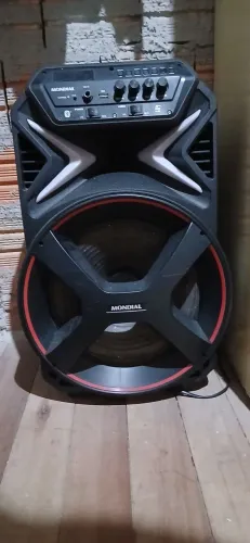 Vendo caixa de som e violão,ambos 200$ cada