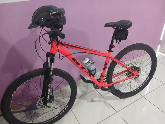 Bicicleta aro 29 esportiva GTA, nunca foi rodada...vai c capacete