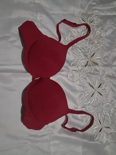 Sutiã P , vermelho com pequeno enchimento que modela e aumenta os seios.