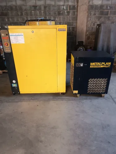 Compressor de parafuso metalplan 25hp/9bar/220v com secador de ar 150pcm.
