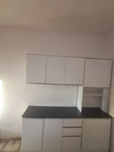 Armário de cozinha grande branco, com balcão preto em ótimo estado