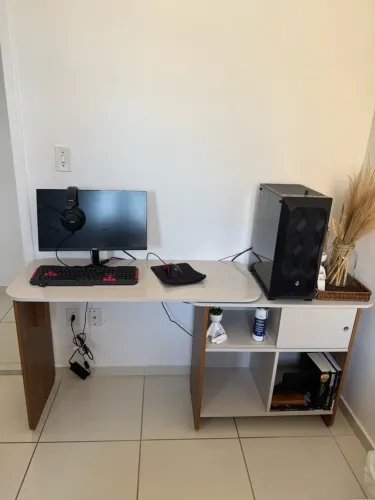 Vende-se escrivaninhas, são duas por 500 cada