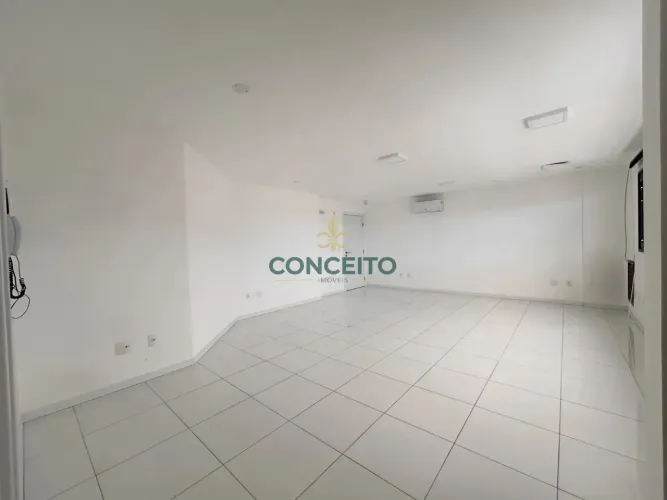 Sala Comercial para locação em Coqueiros de 41m² com 1 vaga de garagem