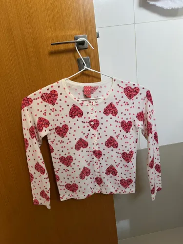 casaco fuzarka 12 anos com fundo branco e estampa de coração 