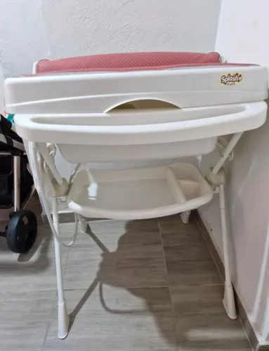 Banheira Burigotto Splash, com trocador e redutor de assento.